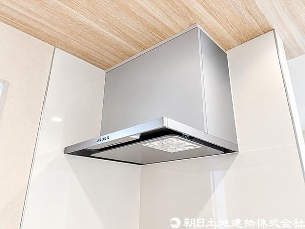【レンジフード】レンジフードは調理中の煙や臭い、油分を強力に吸引・排気し、キッチンを清潔で快適な空間に保ちます。掃除しやすい設計のものならお手入れも簡単です。