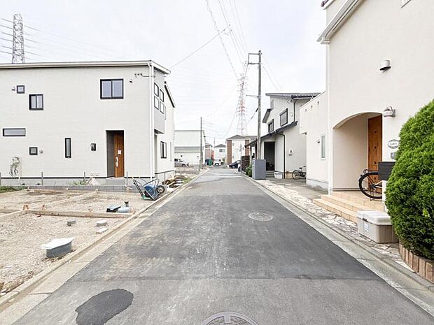 【前面道路】前面道路は車通りも少なく小さなお子様がいるご家庭でも安心です