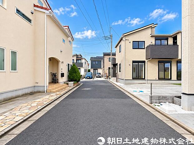 【前面道路】前面道路は車通りも少なく小さなお子様がいるご家庭でも安心です
