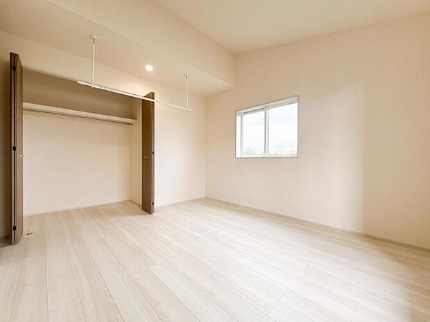 【洋室】落ち着きある雰囲気の洋室は、ゆったりとくつろげる住空間。収納もしっかり備え、室内をすっきり保てます。