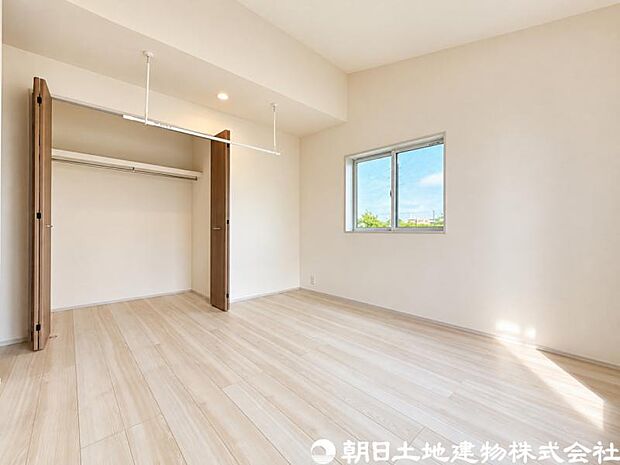 【洋室】落ち着きある雰囲気の洋室は、ゆったりとくつろげる住空間。収納もしっかり備え、室内をすっきり保てます。