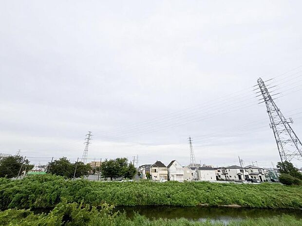【眺望】眺望バルコニーへ一歩外にでると伸び伸びとした雰囲気と空気を感じられそうなロケーションは嬉しい