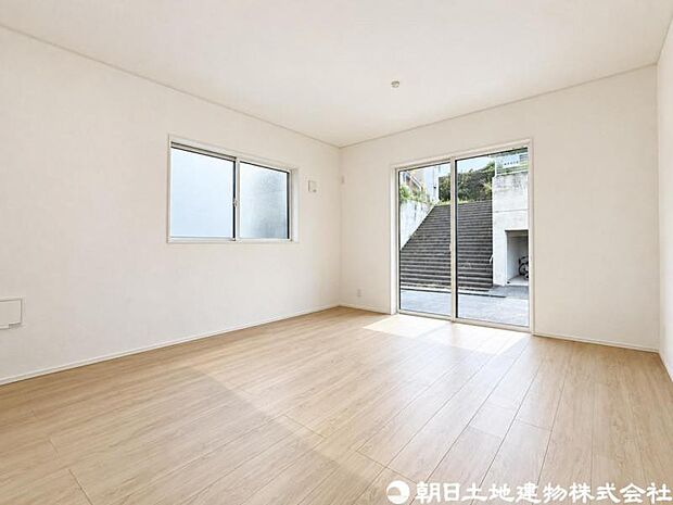 【リビング】明るく開放的なリビングは、休日にゆったり過ごしたくなる心地よい空間。ご家族の会話も自然と弾みます。