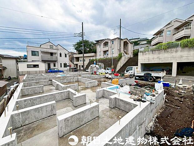 毎日のお散歩も快適な緑に恵まれたエリアは伸び伸びスローライフを叶えてくれます。自然豊富な季節の移ろいを身近に感じられる環境でストレスフリーな生活をお送りください。