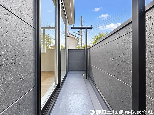 【バルコニー】大きく面したバルコニーは太陽の温かな温もりをめいいっぱい受け止めてくれます。太陽の光と爽やかな風を受けたお洗濯物はあっという間に乾き、取りこむ時には太陽の匂いを感じられそうですね。