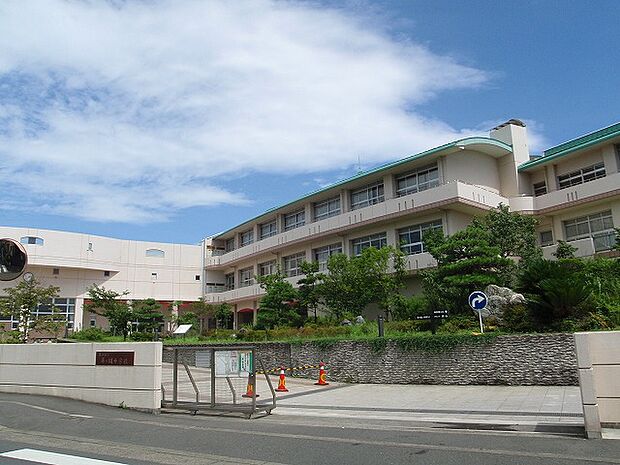 藤ヶ岡中学校まで約880m