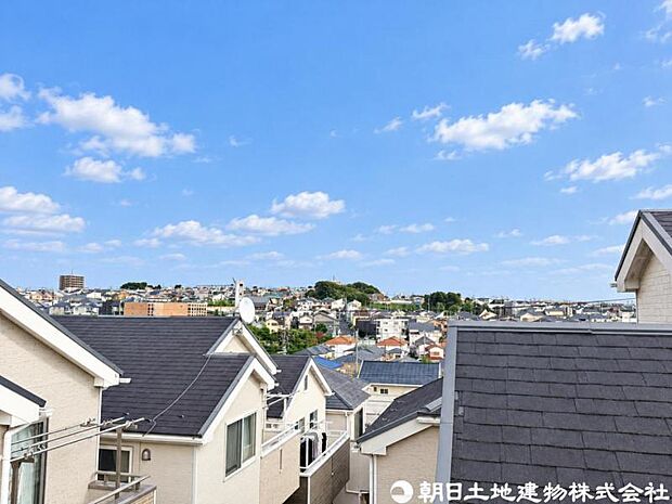 【眺望】眺望バルコニーへ一歩外にでると伸び伸びとした雰囲気と空気を感じられそうなロケーションは嬉しい