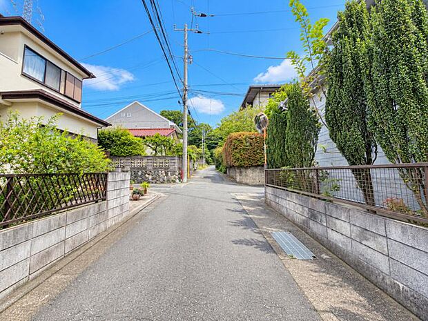 【前面道路】前面道路は車通りも少なく小さなお子様がいるご家庭でも安心です