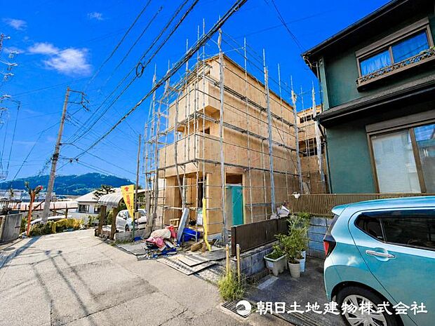 【前面道路】前面道路は車通りも少なく小さなお子様がいるご家庭でも安心です