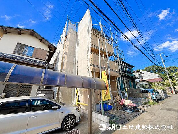 深く豊かな緑と爽快な空を感じるまさに湘南に暮らす心地よさを存分に堪能いただける邸宅です。