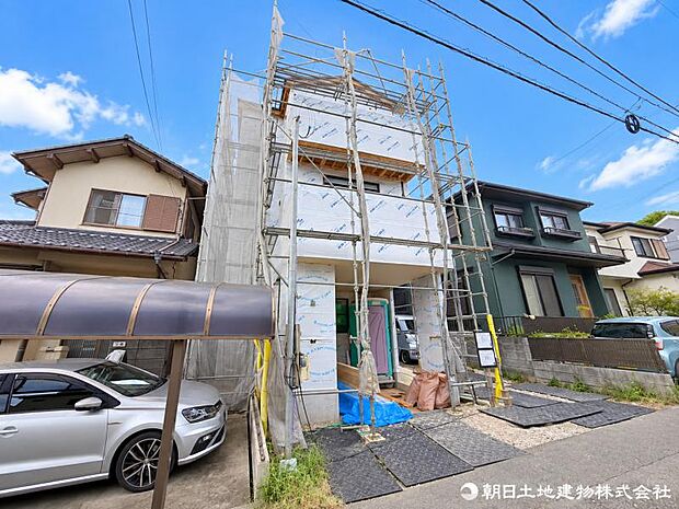 深く豊かな緑と爽快な空を感じるまさに湘南に暮らす心地よさを存分に堪能いただける邸宅です。