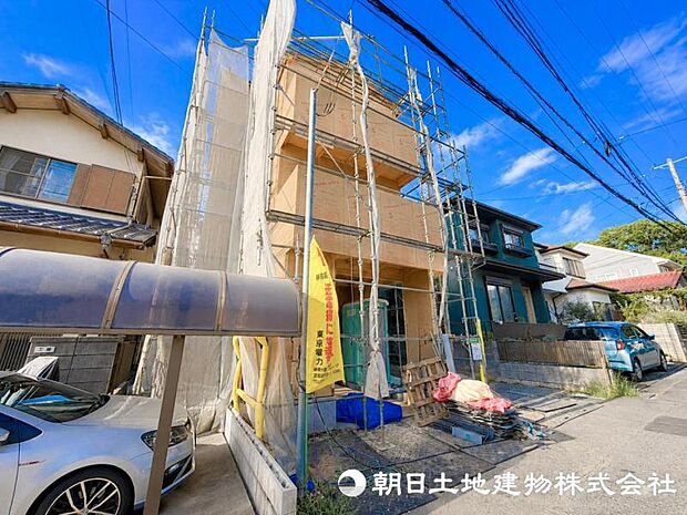 良好な住環境が保たれたエリア。低層の一戸建を中心とした街並みが整然と続き周辺は高い建物が建っておらず、採光や開放性に恵まれ、空が広く緑の多い閑静な趣を感じる環境です。