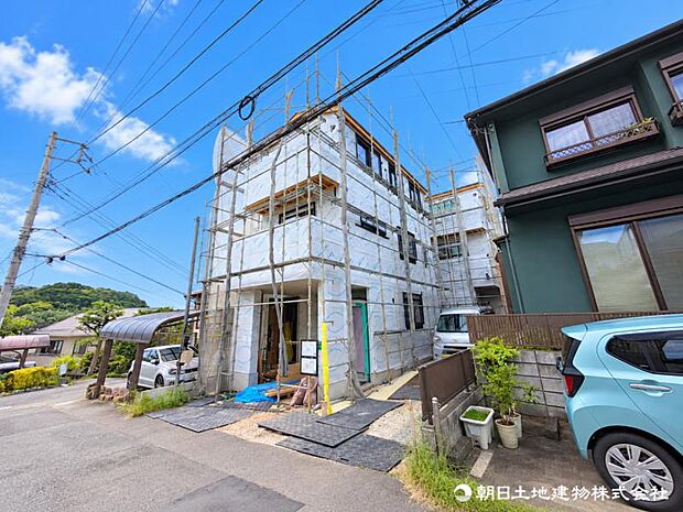 毎日のお散歩も快適な緑に恵まれたエリアは伸び伸びスローライフを叶えてくれます。自然豊富な季節の移ろいを身近に感じられる環境でストレスフリーな生活をお送りください。