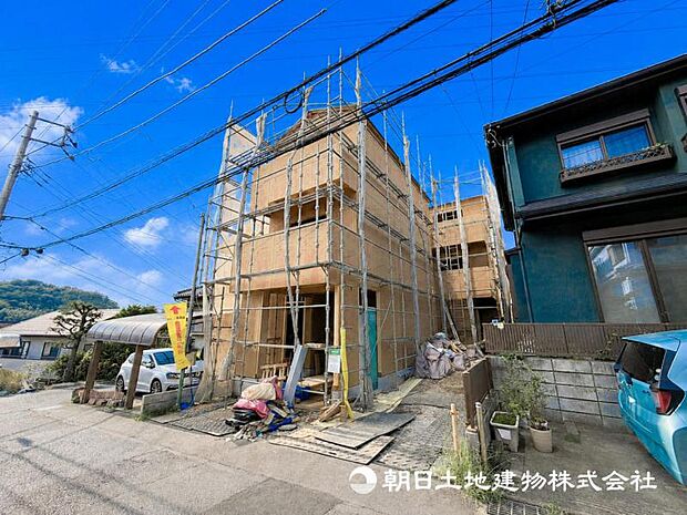 毎日のお散歩も快適な緑に恵まれたエリアは伸び伸びスローライフを叶えてくれます。自然豊富な季節の移ろいを身近に感じられる環境でストレスフリーな生活をお送りください。