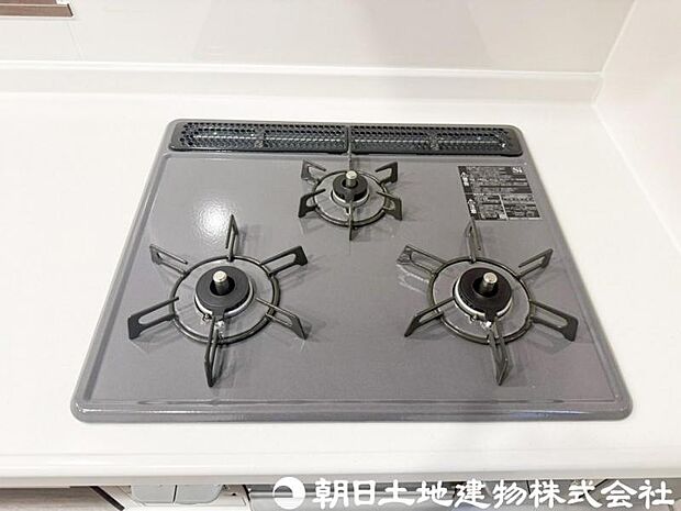 【コンロ】3口コンロは同時に複数の調理ができ、料理の効率がアップ。忙しい日でもスムーズに調理でき、家族分の食事準備も快適です。