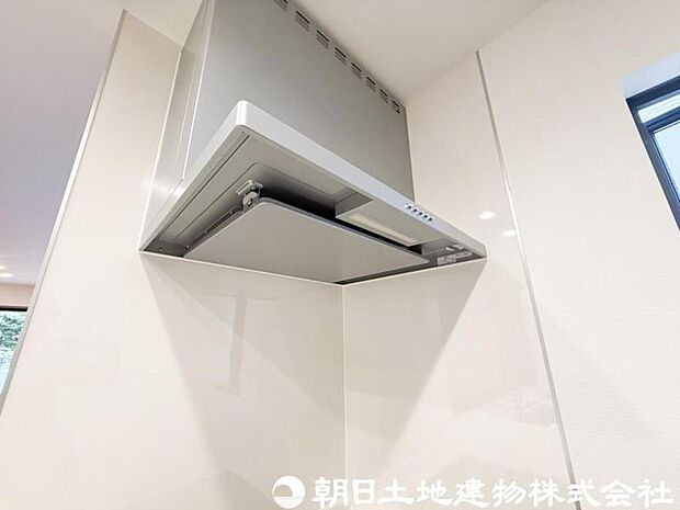 【レンジフード】レンジフードは調理中の煙や臭い、油分を強力に吸引・排気し、キッチンを清潔で快適な空間に保ちます。掃除しやすい設計のものならお手入れも簡単です。