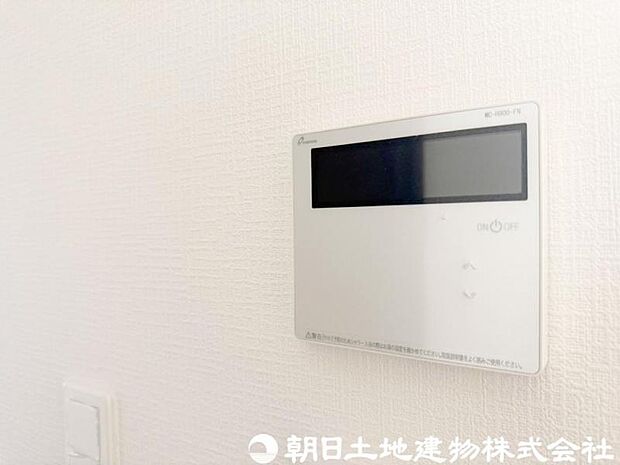 【給湯スイッチ】追い焚き機能があると、帰宅時間がバラバラでもいつでも温かいお風呂を楽しめます。光熱費の節約にもなり、快適なバスタイムが叶う便利な設備です。