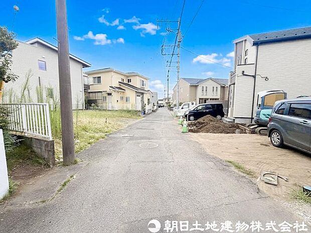 【前面道路】前面道路は車通りも少なく小さなお子様がいるご家庭でも安心です