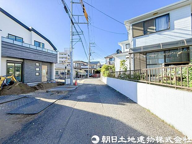 【前面道路】前面道路は車通りも少なく小さなお子様がいるご家庭でも安心です
