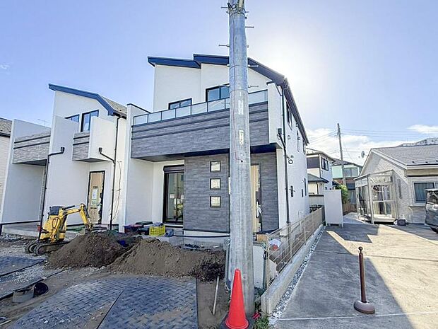 深く豊かな緑と爽快な空を感じるまさに湘南に暮らす心地よさを存分に堪能いただける邸宅です。