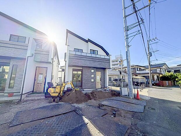 良好な住環境が保たれたエリア。低層の一戸建を中心とした街並みが整然と続き周辺は高い建物が建っておらず、採光や開放性に恵まれ、空が広く緑の多い閑静な趣を感じる環境です。