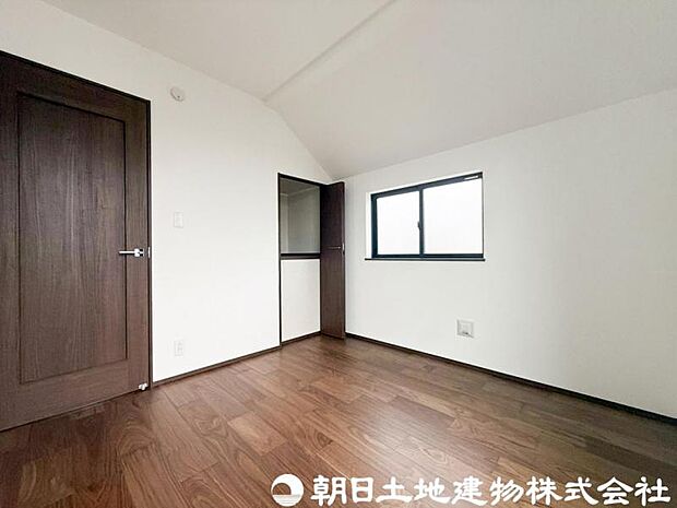 【洋室】落ち着きある雰囲気の洋室は、ゆったりとくつろげる住空間。収納もしっかり備え、室内をすっきり保てます。