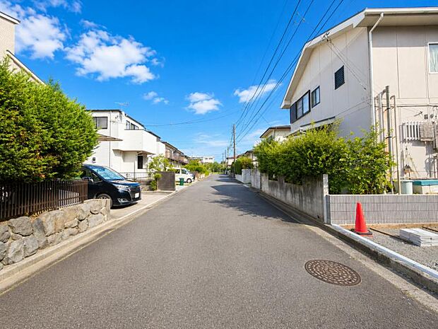 【前面道路】前面道路は車通りも少なく小さなお子様がいるご家庭でも安心です