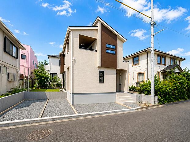 深く豊かな緑と爽快な空を感じるまさに湘南に暮らす心地よさを存分に堪能いただける邸宅です。