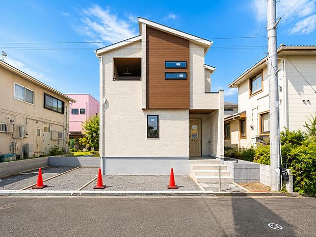 周辺は住宅地となっており子育て家族にも合う。毎日のお買い物も便利なエリアで暮らしやすさを実現するための住環境が整っています。