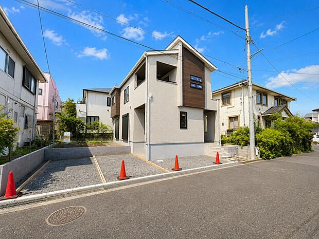 毎日のお散歩も快適な緑に恵まれたエリアは伸び伸びスローライフを叶えてくれます。自然豊富な季節の移ろいを身近に感じられる環境でストレスフリーな生活をお送りください。