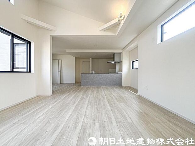 【リビング】明るく開放的なリビングは、休日にゆったり過ごしたくなる心地よい空間。ご家族の会話も自然と弾みます。