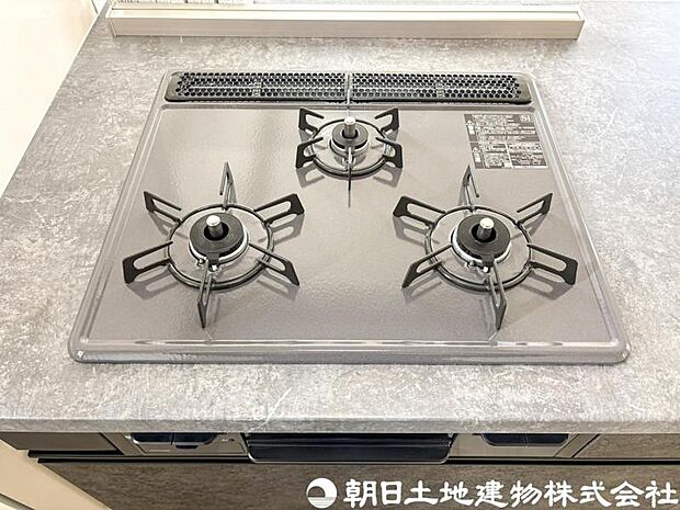 【コンロ】3口コンロは同時に複数の調理ができ、料理の効率がアップ。忙しい日でもスムーズに調理でき、家族分の食事準備も快適です。