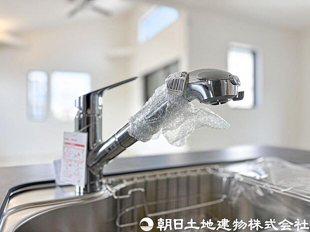 【浄水器一体型水栓】浄水器一体型水栓は、いつでもきれいな水が手軽に使え、料理や飲み水の品質がアップ。見た目もすっきりしてキッチンが快適になる人気の設備です。