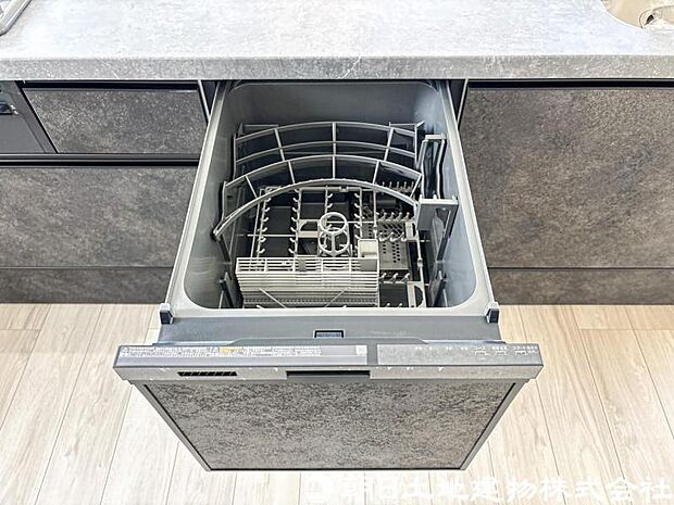 【食洗機】食器の出し入れがスムーズなスライドタイプ、節水効果だけでなく、効率的にセットできるスマートかつ食後のお片づけもスピーディーにできます。