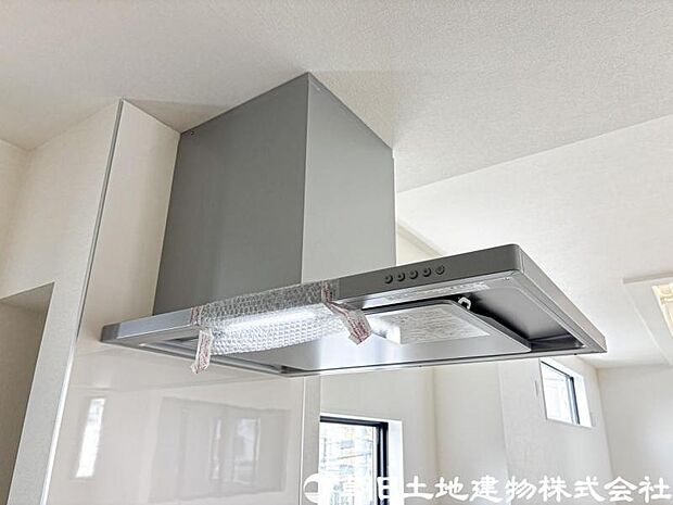 【レンジフード】レンジフードは調理中の煙や臭い、油分を強力に吸引・排気し、キッチンを清潔で快適な空間に保ちます。掃除しやすい設計のものならお手入れも簡単です。