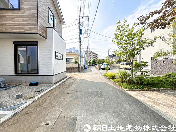 【前面道路】前面道路は車通りも少なく小さなお子様がいるご家庭でも安心です