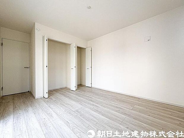 【洋室】落ち着きある雰囲気の洋室は、ゆったりとくつろげる住空間。収納もしっかり備え、室内をすっきり保てます。
