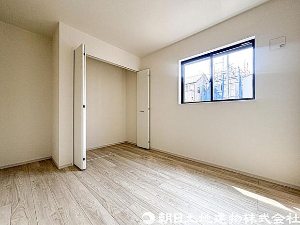 【洋室】光が取り込みやすい採光の居室。しっかりとした大きさのクローゼットを完備し、収納スペースも十分。初めてのお子様にとっての自分の部屋 学習デスクやベッドの配置もラクラクです。