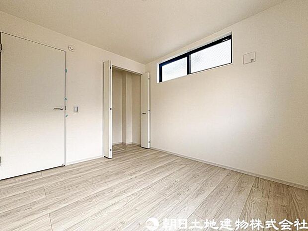 【洋室】自然光が差し込む明るい洋室は、毎日を快適に過ごせる空間。リモートワークや趣味部屋としてもおすすめです。
