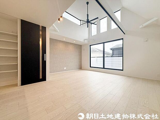 【リビング】ナチュラルな内装デザインが心地よいリビング。家具配置もしやすく、ライフスタイルに合わせた空間づくりが楽しめます。