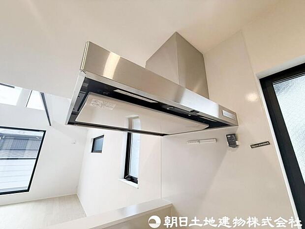 【レンジフード】レンジフードは調理中の煙や臭い、油分を強力に吸引・排気し、キッチンを清潔で快適な空間に保ちます。掃除しやすい設計のものならお手入れも簡単です。