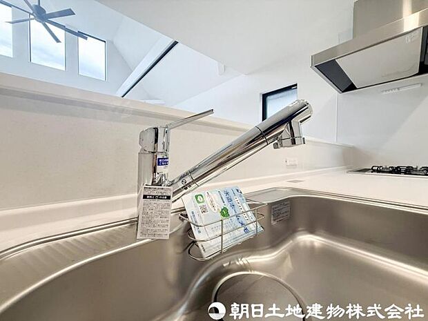 【浄水器一体型水栓】浄水器一体型水栓は、いつでもきれいな水が手軽に使え、料理や飲み水の品質がアップ。見た目もすっきりしてキッチンが快適になる人気の設備です。