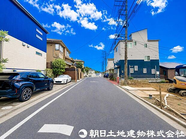 【前面道路】前面道路は車通りも少なく小さなお子様がいるご家庭でも安心です