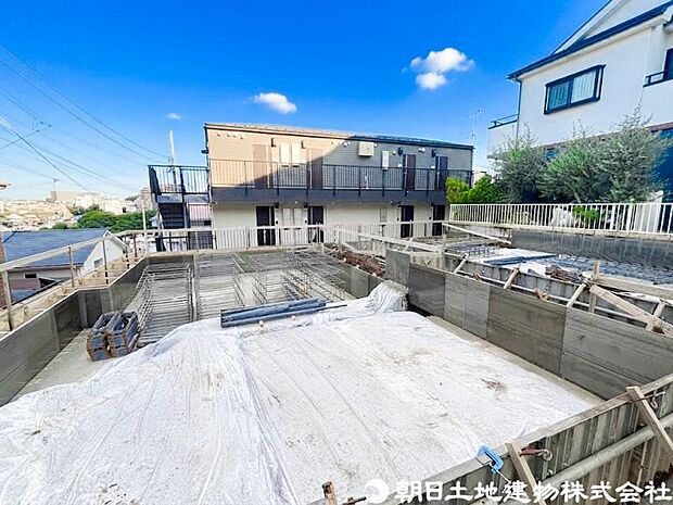 深く豊かな緑と爽快な空を感じるまさに湘南に暮らす心地よさを存分に堪能いただける邸宅です。