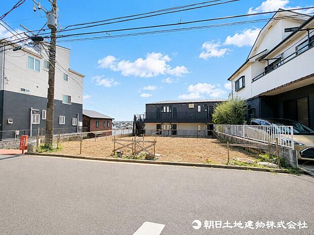 周辺は住宅地となっており子育て家族にも合う。毎日のお買い物も便利なエリアで暮らしやすさを実現するための住環境が整っています。