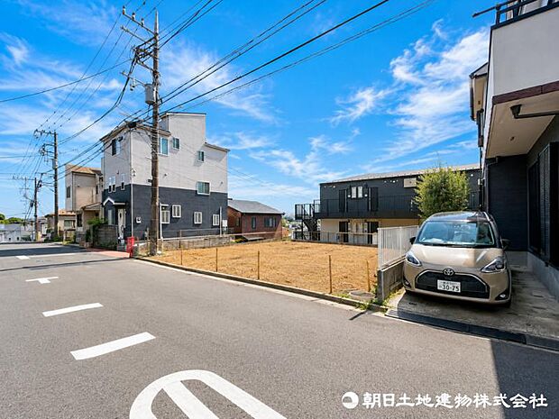 良好な住環境が保たれたエリア。低層の一戸建を中心とした街並みが整然と続き周辺は高い建物が建っておらず、採光や開放性に恵まれ、空が広く緑の多い閑静な趣を感じる環境です。