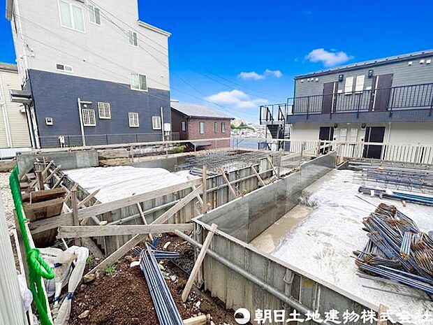 良好な住環境が保たれたエリア。低層の一戸建を中心とした街並みが整然と続き周辺は高い建物が建っておらず、採光や開放性に恵まれ、空が広く緑の多い閑静な趣を感じる環境です。