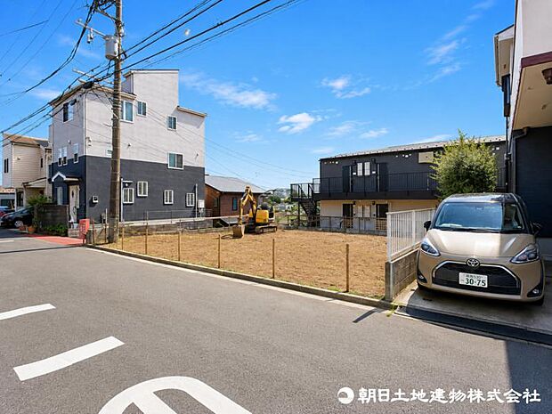 毎日のお散歩も快適な緑に恵まれたエリアは伸び伸びスローライフを叶えてくれます。自然豊富な季節の移ろいを身近に感じられる環境でストレスフリーな生活をお送りください。
