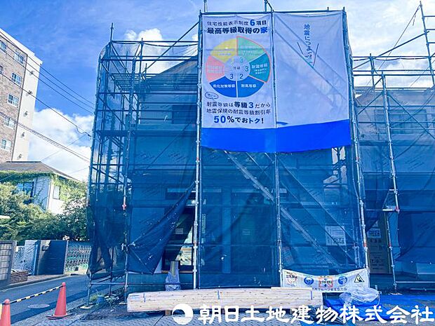 深く豊かな緑と爽快な空を感じるまさに湘南に暮らす心地よさを存分に堪能いただける邸宅です。