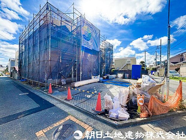 良好な住環境が保たれたエリア。低層の一戸建を中心とした街並みが整然と続き周辺は高い建物が建っておらず、採光や開放性に恵まれ、空が広く緑の多い閑静な趣を感じる環境です。